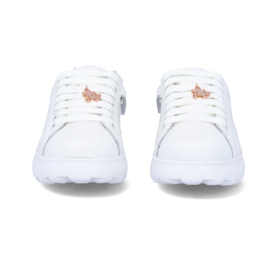 Par de sapatilhas brancas com detalhes metálicos na parte superior