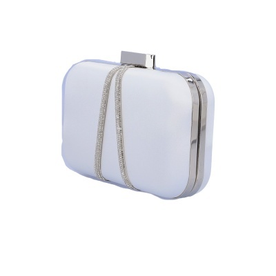 Clutch retangular branca com acabamento prateado e tiras com pedraria