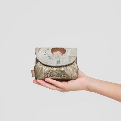 Carteira pequena Anekke em tons dourados e bege com ilustração de rapariga