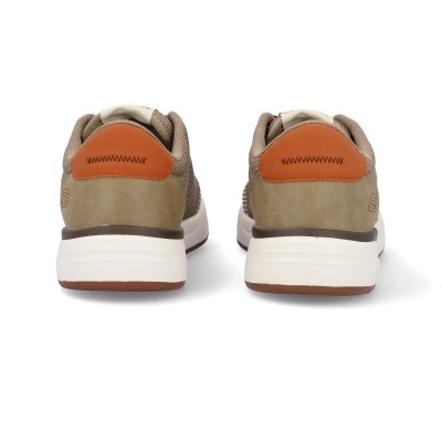 Par de sapatilhas desportivas castanhas e bege com detalhes em laranja vistas de trás