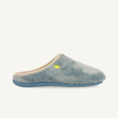 Pantufa azul claro felpuda com detalhe de peixe amarelo na lateral