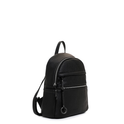 Mochila preta com textura granulada e zíperes prateados