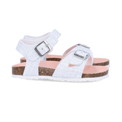 Sandálias brancas para crianças com fivelas metálicas e sola de cortiça.
