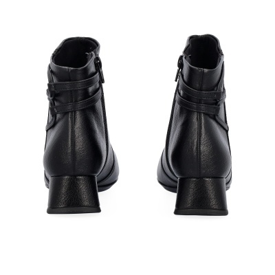 Par de botas pretas de couro sintético com salto quadrado