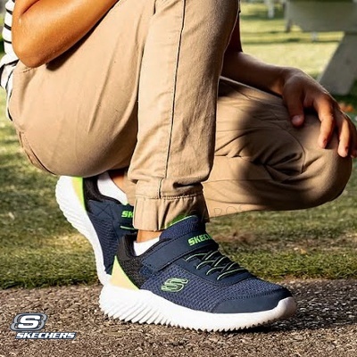 Sapatilhas Skechers azul escuro com detalhes verdes e sola branca