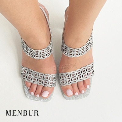 Sandálias femininas prata com tiras entrelaçadas da Menbur