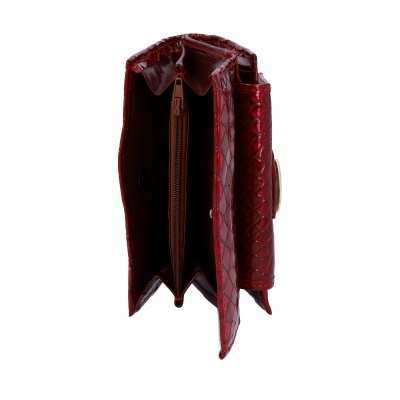 Carteira vermelha com textura de pele de cobra vista aberta