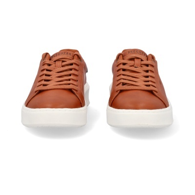 Par de sapatilhas castanhas Skechers vista de frente