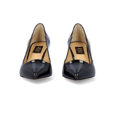 Sapatos de salto alto em verniz preto