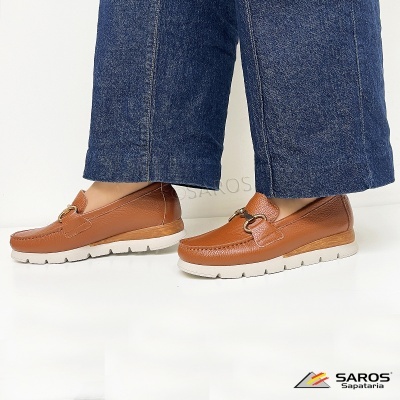 Sapatos mocassim de couro castanho com sola branca e detalhe dourado