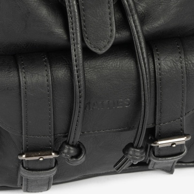 Mala de pele preta com fivelas metálicas e cordões de aperto