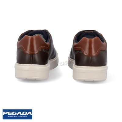 Sapatos casuais masculinos castanhos e brancos vistos de trás