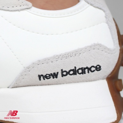 Sapatilha New Balance branca com detalhes em camurça cinzenta e sola castanha