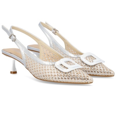 Sapatos de salto médio slingback prateados com aplicação branca e fivela