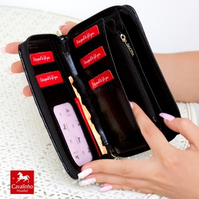 Carteira preta com etiquetas vermelhas e compartimentos abertos