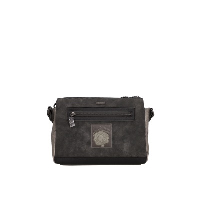 Mala de senhora cinza e preta com bolso frontal e placa decorativa