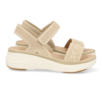 Sandálias bege de cunha com fecho em velcro e padrão trançado na tira frontal.