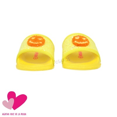 Chinelos amarelos com sorriso laranja e texto AGATHA