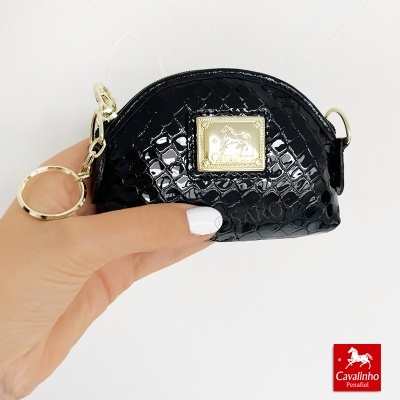 Mini bolsa preta de couro croco com placa e argola douradas