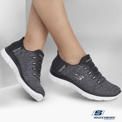 Ténis SKECHERS cinzentos com sola branca em fundo cinza