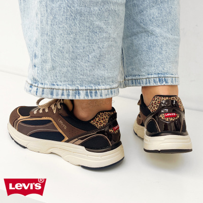 Ténis Levis castanhos com padrão animal print e sola branca