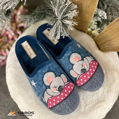 Chinelos domésticos azuis com coala a dormir e almofada rosa com bolinhas brancas
