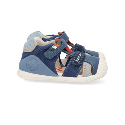 Sandálias infantis azuis com fecho de velcro e sola branca