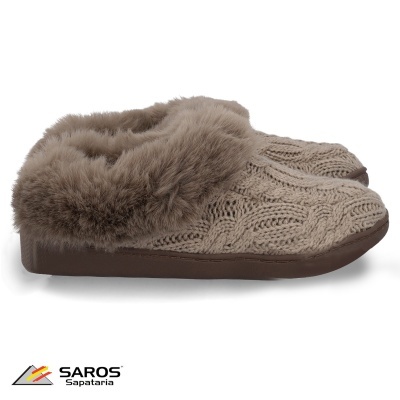 Chinelos castanhos de malha com pelo sintético e sola de borracha