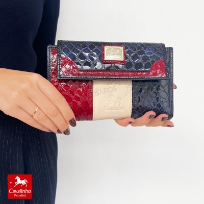 Carteira couro padrão croco azul, vermelho e bege com logótipo Cavalinho em mão feminina