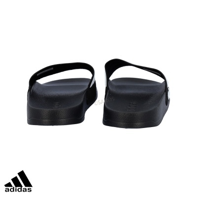 Chinelos pretos Adidas com tiras traseiras ajustáveis vistos de trás