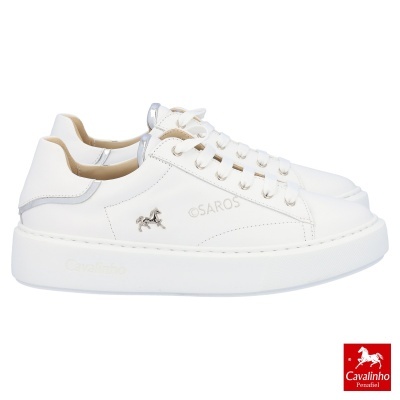 Sapatilhas brancas Cavalinho em pele com sola grossa e logo prateado.
