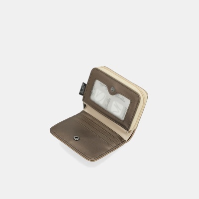 Carteira castanha e bege aberta com bolsos para cartões e visor transparente com padrão e texto.