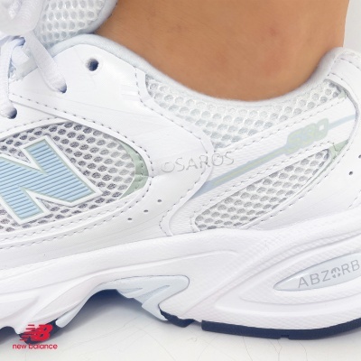 Ténis New Balance brancos com detalhes cinzentos e azul claro em fundo branco