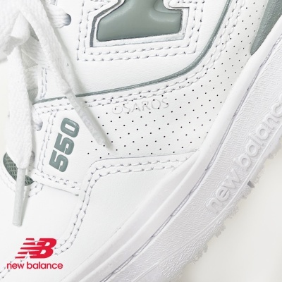 Ténis New Balance modelo 550 branco com detalhes cinza e sola com logótipo.