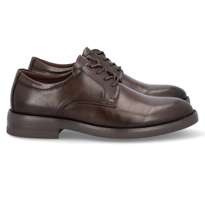 Sapatos formais castanhos em couro com atacadores
