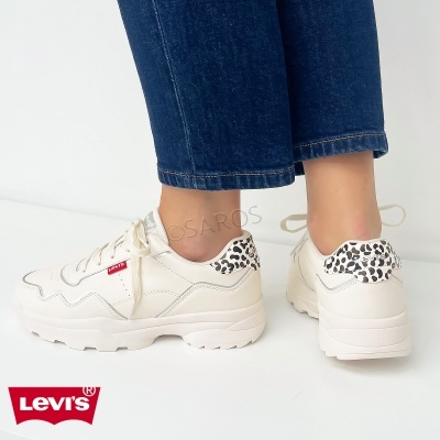 Ténis brancos Levi's com padrão animal print na parte traseira