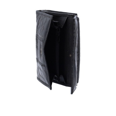 Carteira preta em pele acolchoada aberta mostrando compartimentos internos