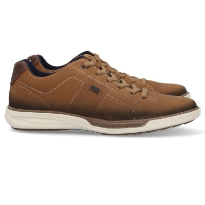 Par de sapatilhas castanhas com sola branca e etiqueta metálica