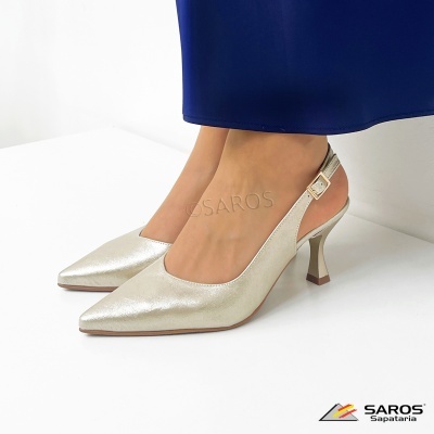 Sapatos de salto médio e tira traseira prateados com fivela dourada