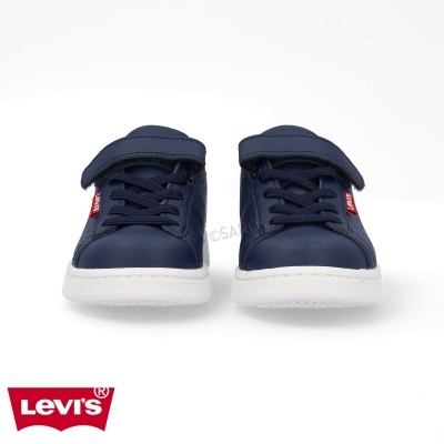 Ténis azuis com sola branca e etiqueta Levi's
