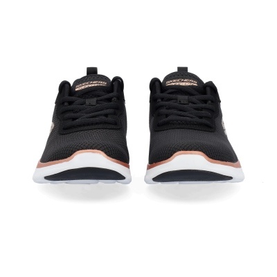 Par de sapatilhas desportivas pretas Skechers com detalhes cor de rosa.