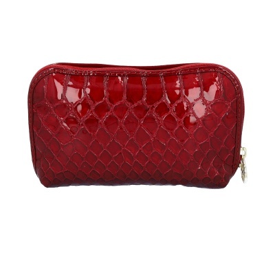 Carteira vermelha de pele com textura de crocodilo e fecho zipper dourado