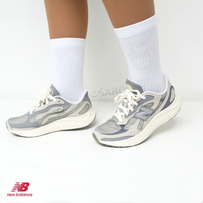 Ténis New Balance cinza e branco com sola espessa creme em fundo branco