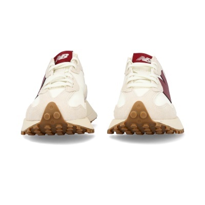 Par de sapatilhas brancas com detalhes em bordô e sola castanha