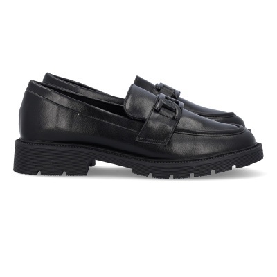 Sapatos mocassim pretos em pele com sola preta