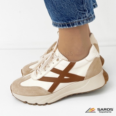 Ténis bege com detalhes castanhos e calças de ganga