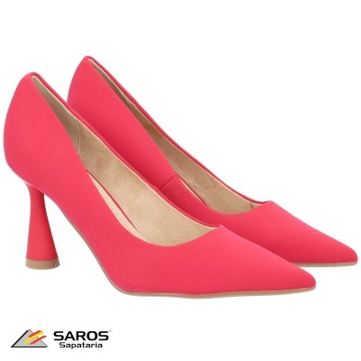 Sapatos de salto alto rosa com bico fino