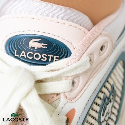 Sapato desportivo branco e rosa claro com logótipo Lacoste azul e branco