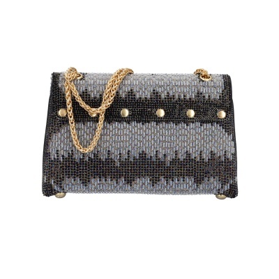 Mala feminina pequena padrão geométrico preto e cinza com corrente dourada