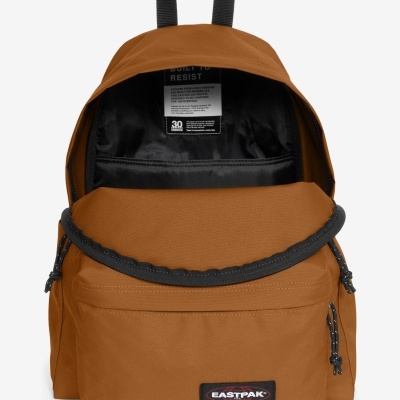 Mochila castanha Eastpak com interior preto e etiqueta com o logotipo Eastpak
